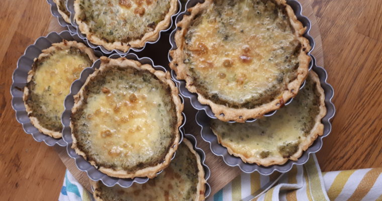 MINI TORTE SALATE di SCAROLA, TALEGGIO e NOCCIOLE