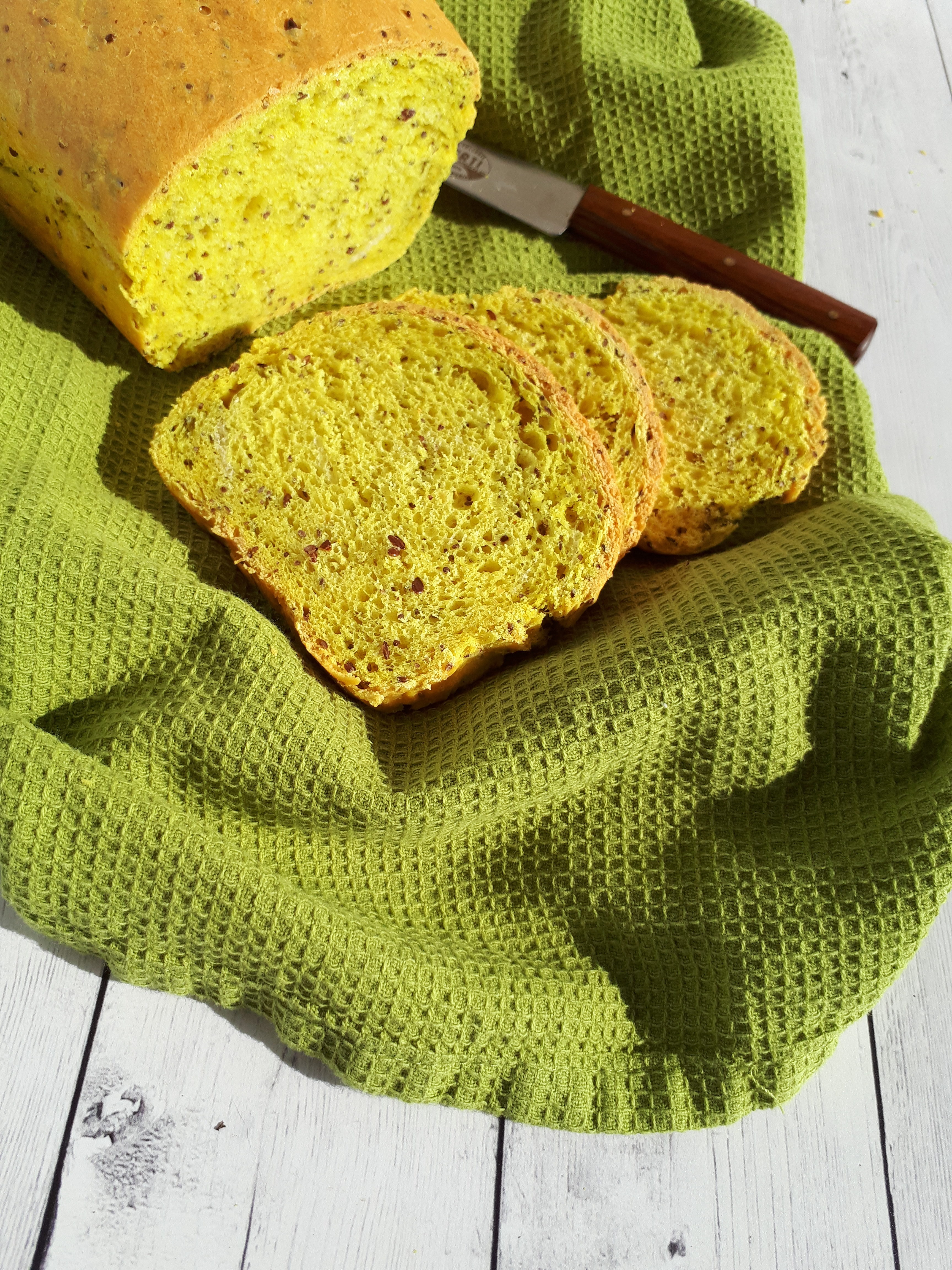 PANE ALLA CURCUMA E SEMI DI LINO