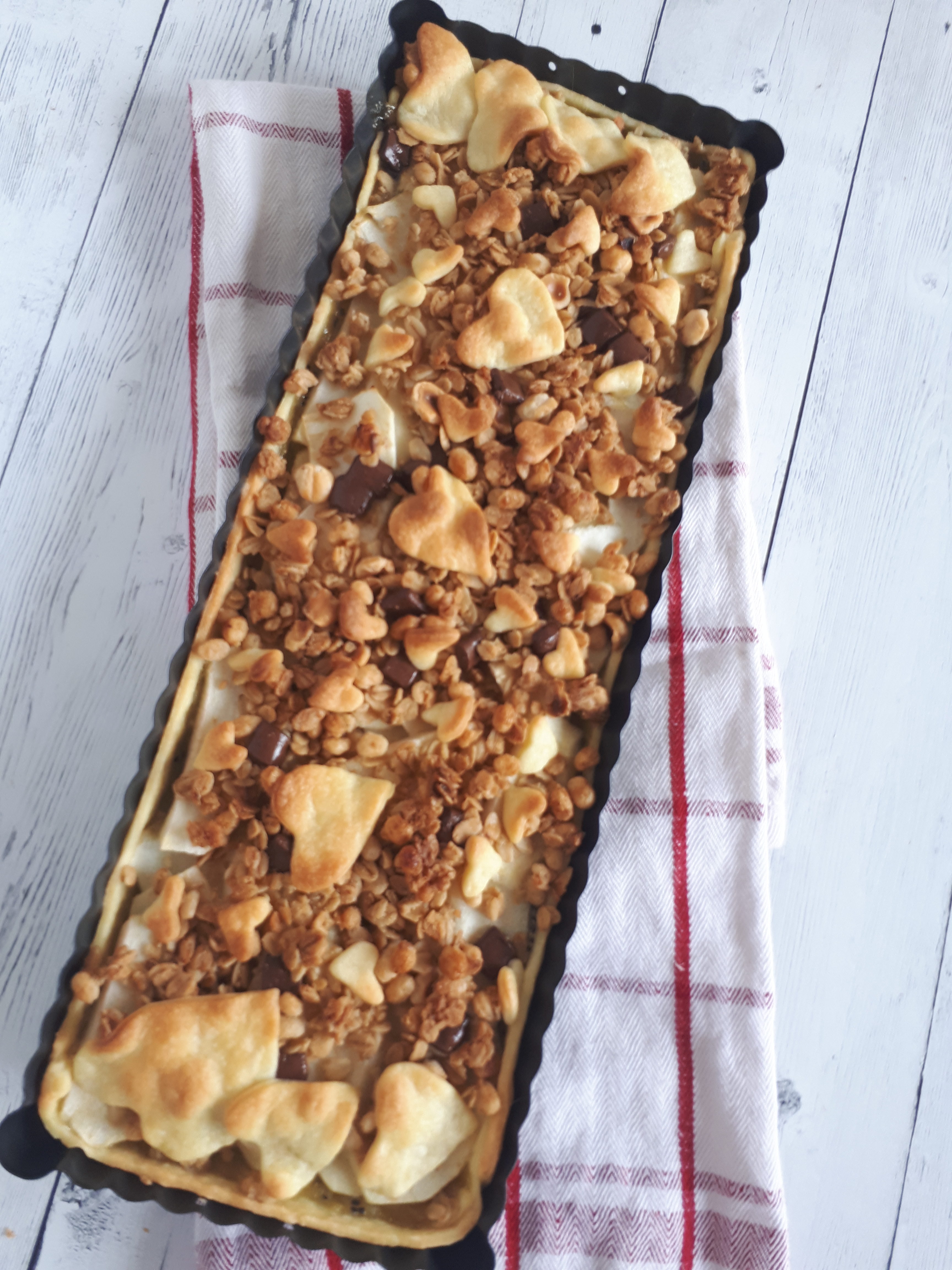 Sogliata di mele con crumble di biscotti e cioccolato