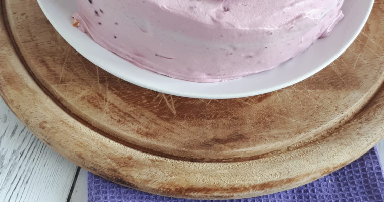 PAN DI SPAGNA RICOPERTO DI FROSTING AI FRUTTI DI BOSCO