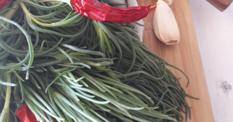 AGRETTI CON OLIVE E POMODORINI SECCHI