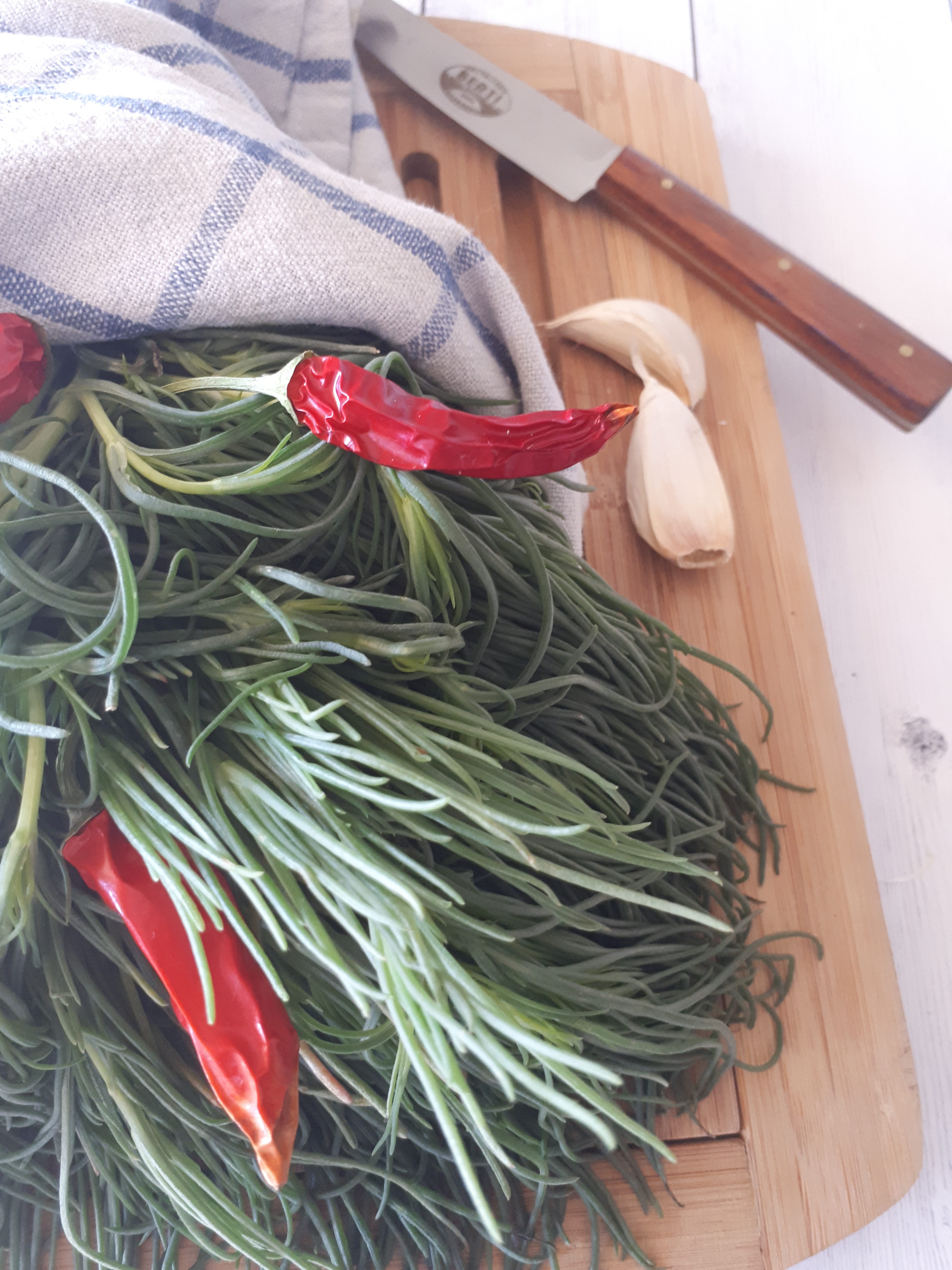 AGRETTI CON OLIVE E POMODORINI SECCHI